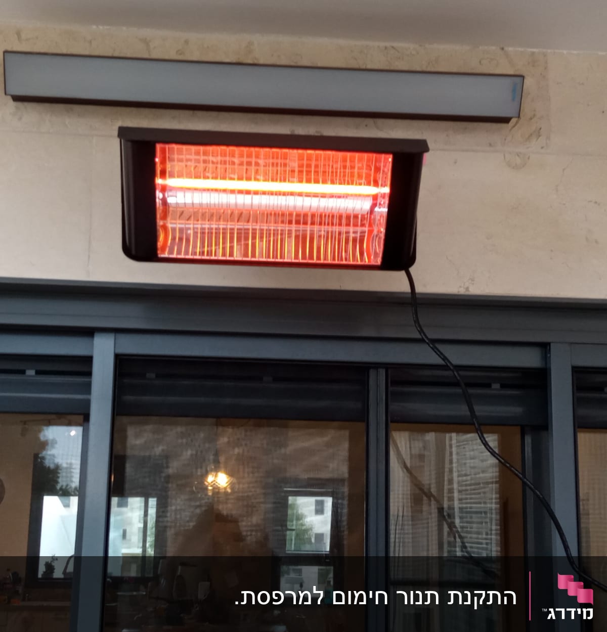 תנור חימום חשמלי מותקן על קיר חיצוני